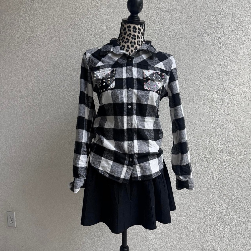 Urban Groove Black & white checkered flannel shirt with studded pockets